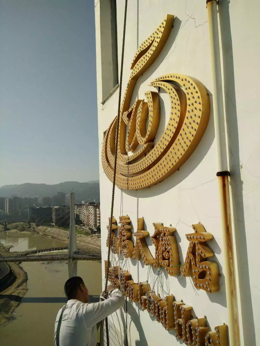 高亮4粒不锈钢冲孔字